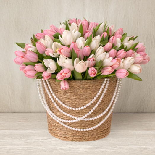 Роскошная корзина тюльпанов ко Дню матери