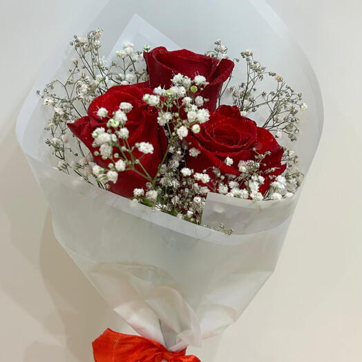 Элегантный букет из 3 красных роз