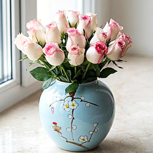 21 розовая роза в элегантной керамической вазе роскошная цветочная композиция