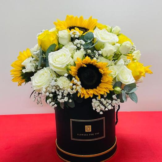 Цветочный бокс с подсолнухом и белой розой-627