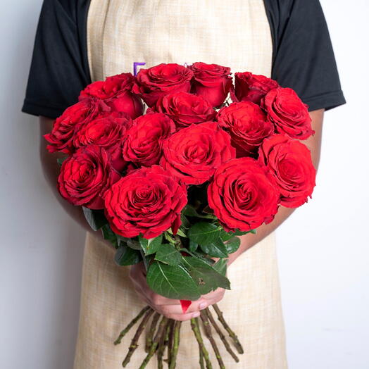 15 rosas rojas atadas a mano  -1710