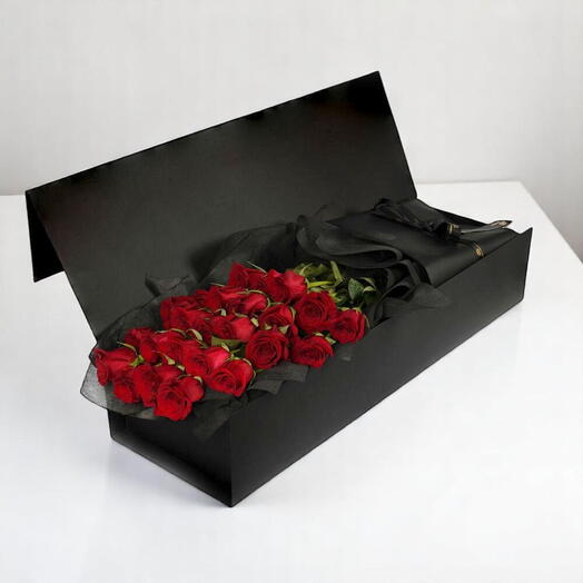 Свежие красные розы в длинной коробке