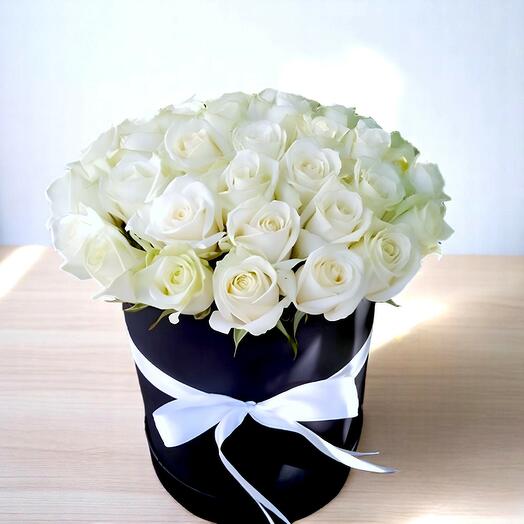 Коробка из 35 белых роз