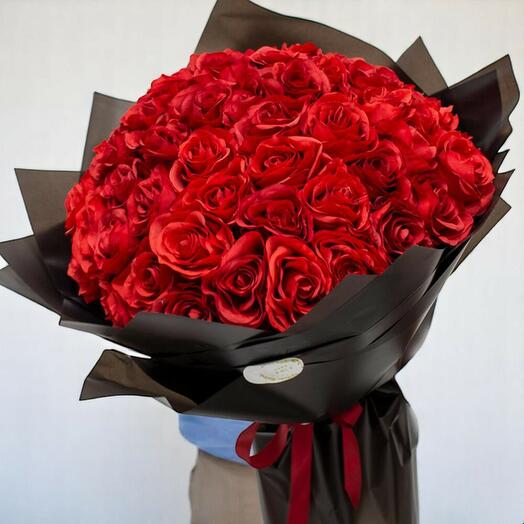 Букет Любовь навсегда – 60 красных роз в элегантной чёрной упаковке для романтических случаев