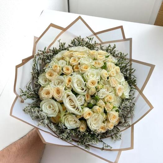 Элегантный букет персиковых и белых роз – 23 стебля роз   спрей-розы