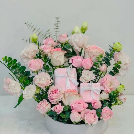 Подарочная цветочная композиция