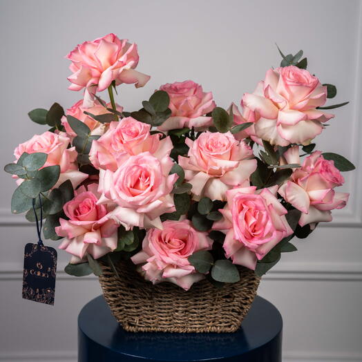 Корзина с розовыми лепестками