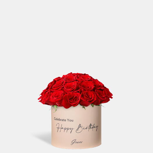 Rosas rojas alegres para cumpleaños en caja mediana
