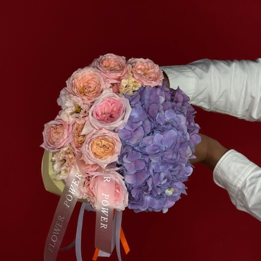 Фиолетовое сияние: небольшой букет гортензий, роз и эустом