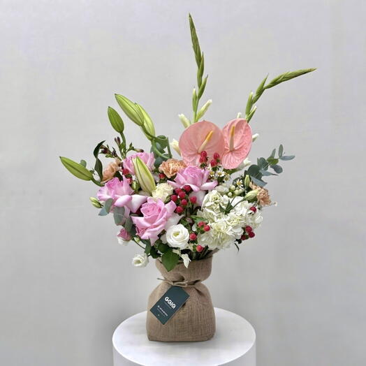 Элегантное облако из белой гортензии и розовой розы