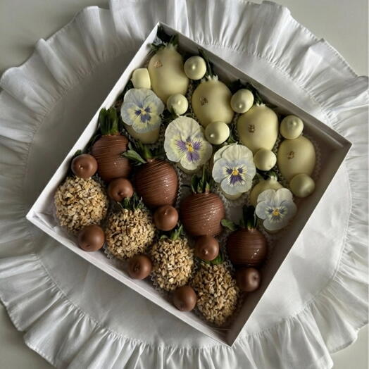 Бокс с белым шоколадом и клубникой