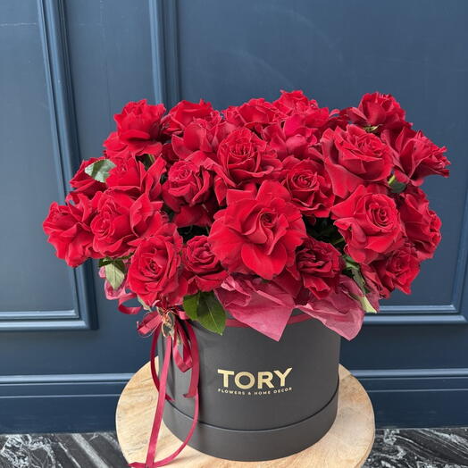 Roses rouges françaises dans une boîte "Au bord des sentiments"