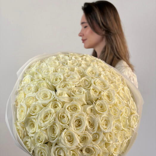 Ramo de flores blancas con 85 rosas