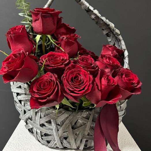 منسوج باللون الأحمر