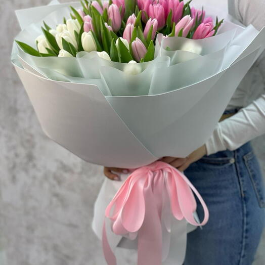 Розово-белый тюльпан в букете