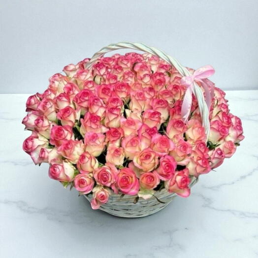 100 roses Jumilia in basket