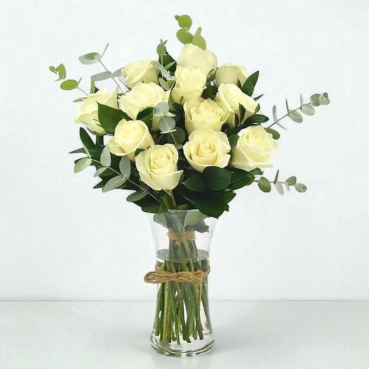 Композиция из белых роз