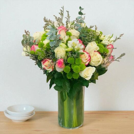 Розы Аластамарья Хри в вазе 499 дирхамов ОАЭ