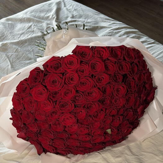 101 Divine red roses