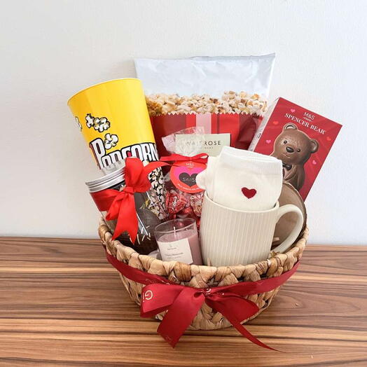 Подарочная корзина для любителя кино