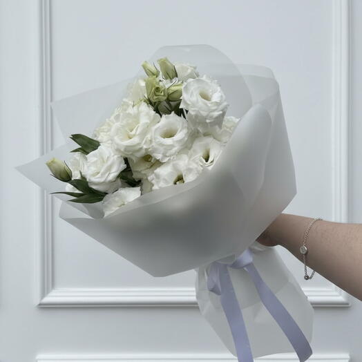 Bouquet de fleurs avec eustoma blanc