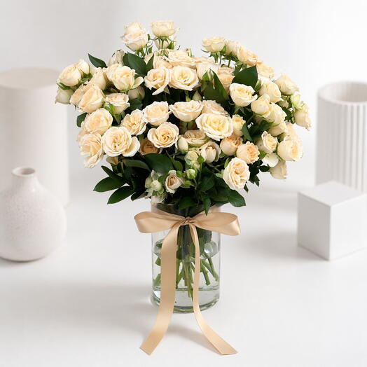 15 roses en spray pêche, vase Élégance