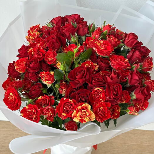 باقة ورود حمراء متنوعة وطازجة
