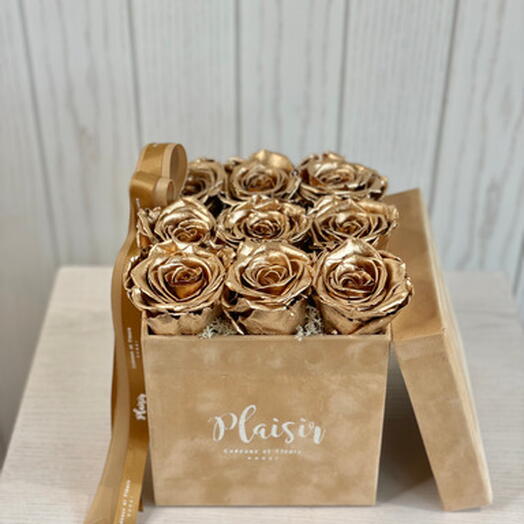 Nueve rosas preservadas doradas en caja beige