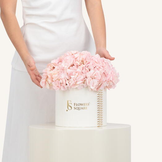 Розовая коробка с гортензией средняя