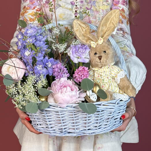 Золотое гнездо: средняя корзина с цветами и мягкой игрушкой-зайчиком