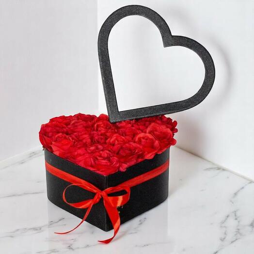Черная коробка в форме сердца с 59 красными розами – элегантная романтическая подарочная цветочная композиция