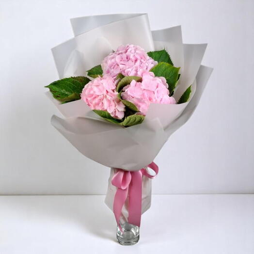 Розовый букет из гортензий – 3 стебля нежно-розовых гортензий с элегантной белой упаковкой   и лентой