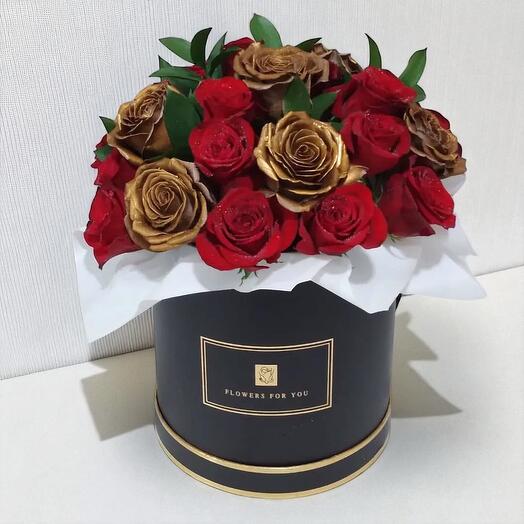 Roses rouges et dorées de luxe dans une élégante boîte à chapeau noire