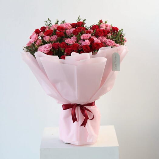 Любовь - элегантный букет спрей-роз розового и красного цветов