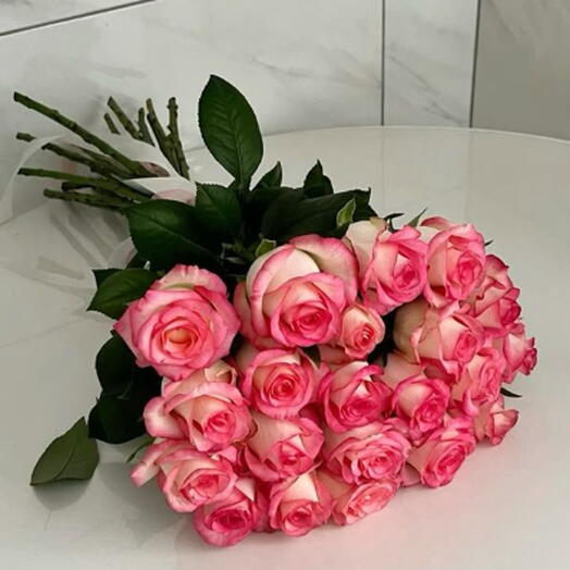 Роскошный букет из 30 премиальных роз розового цвета без упаковки