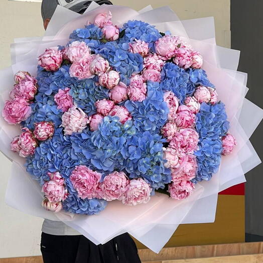Bouquet of pink peonies and hydrangeass