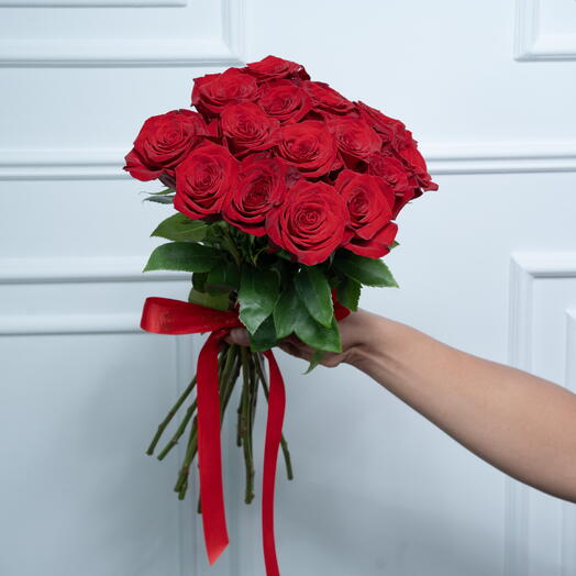 Ramo atado a mano de 15 rosas rojas románticas  7462
