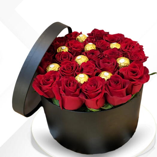 Премиум-бокс ко Дню святого Валентина_ 25 красных роз с подарочной коробкой Ferrero для неё или на годовщину