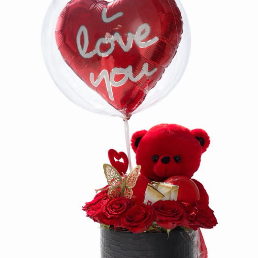 Красные розы с плюшевым мишкой