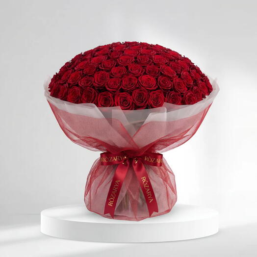 Облако багрового величия: архитектурный купол из 101 стебля красных роз