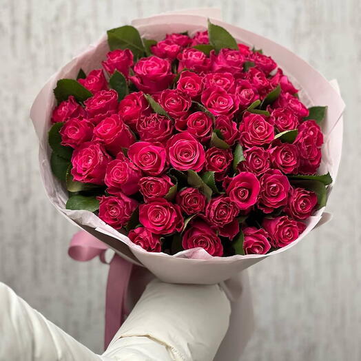 ТЁМНО-РОЗОВЫЕ РОЗЫ В БУКЕТЕ