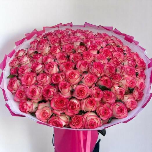 Букет Grand Jankar с 90 розами Jumilea – роскошный цветочный подарок в розово-белой упаковке