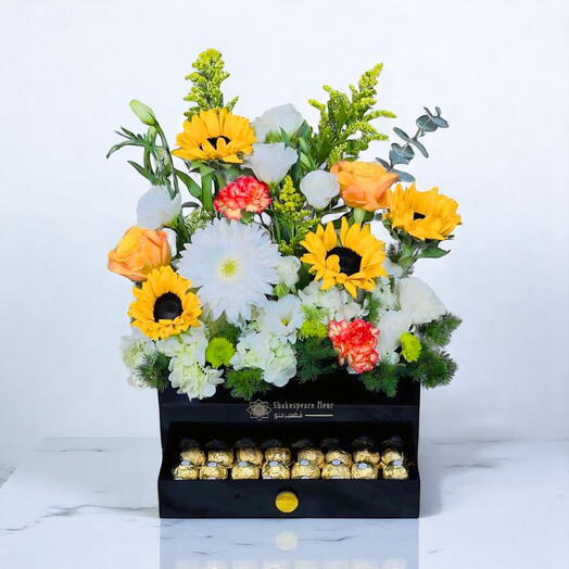 Коробка с цветами и шоколадом Festive Bliss — подсолнухи, розы, Ferrero Rocher в акриловой подарочной композиции