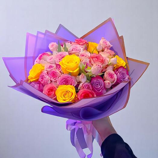 Яркий смешанный букет роз