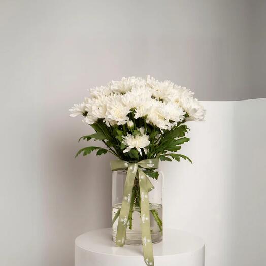 مزهرية بيضاء مزينة ببخاخ زهور الأقحوان