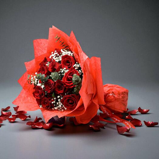 Круглый букет из красных роз