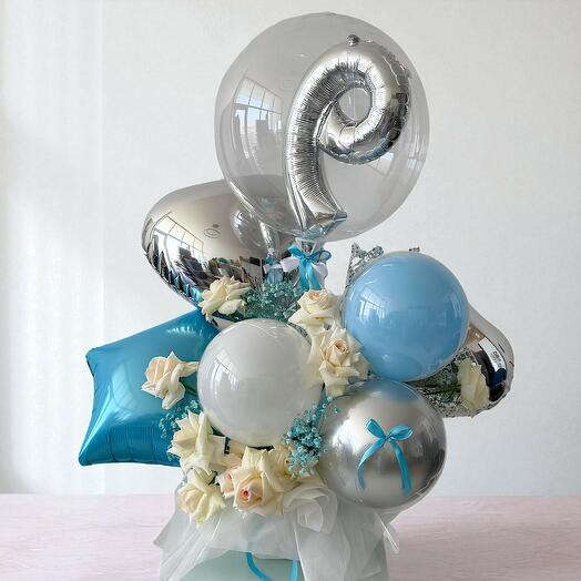 Boîte de fleurs et de ballons