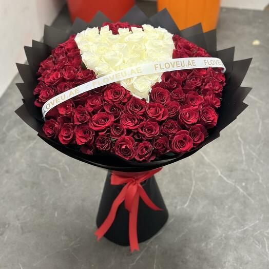 Roses rouges avec un cœur blanc