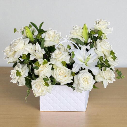 Белые цветы в сумке; 15 стеблей белой розы и 2 стебля белой лилии в белой сумке