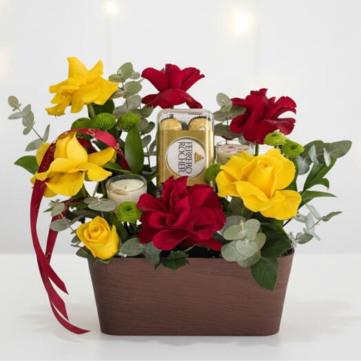 Подарочный набор Golden Glow – розы, Ferrero Rocher   ароматические свечи | элегантный цветочный подарок Дубай